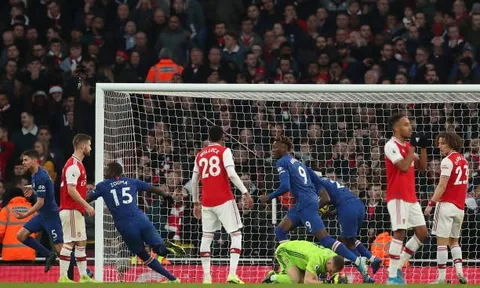 Cận cảnh 'thảm họa trên không' của thủ môn Arsenal