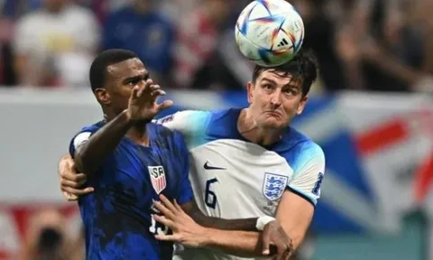 Carragher bất ngờ với Harry Maguire