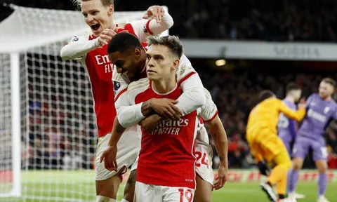 Carragher chỉ ra điểm vượt trội của Arsenal so với Liverpool