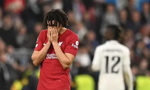 Carragher nói rõ điều tai hại khiến Arnold hổ thẹn