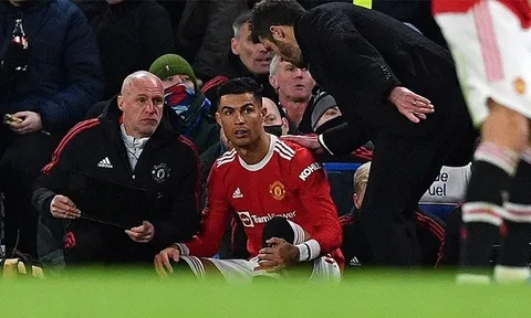 Carrick lý giải việc để Ronaldo dự bị trận gặp Chelsea