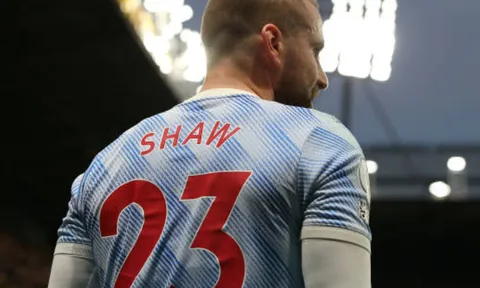 Carrick lý giải việc Shaw vắng mặt trong trận gặp Chelsea