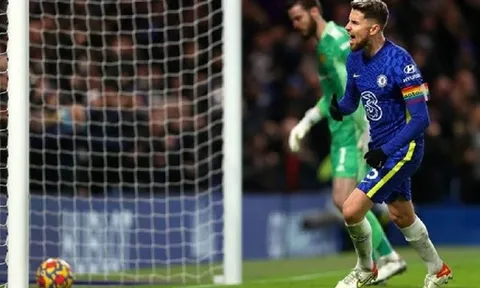 Carrick nêu quan điểm về quả penalty của Chelsea