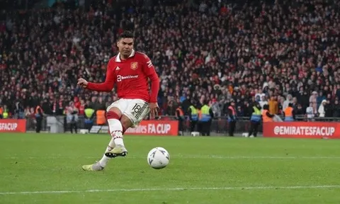 Tin sốc cho M.U, "Gã khổng lồ" đưa Casemiro vào tầm ngắm