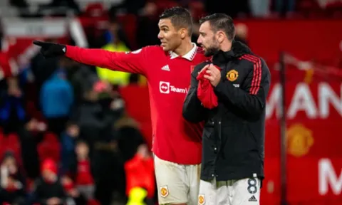 Neville nêu tên ông chủ phòng thay đồ Man Utd