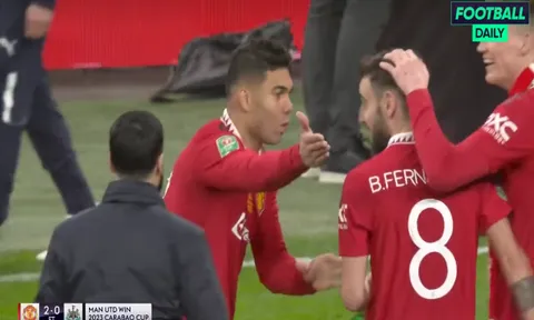 Casemiro không hài lòng, tranh cãi với Bruno ngay sau khi M.U vô địch