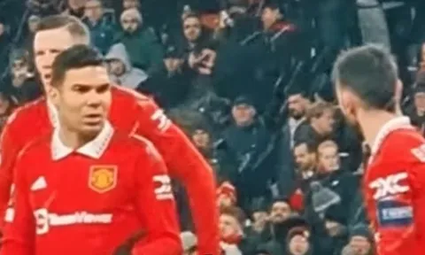 Casemiro lại không hài lòng với Bruno Fernandes