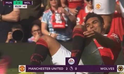 Casemiro nằm cười khi đồng đội xô xát với đối thủ