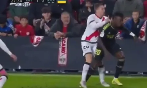 Vinicius ăn 2 cái tát vào đầu