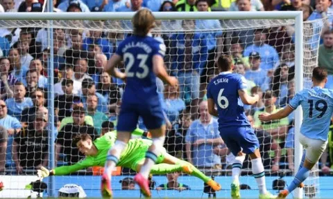 Lampard vừa vỗ tay, Chelsea đã thủng lưới