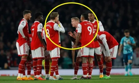Cầu thủ Arsenal họp đội ngay trên sân