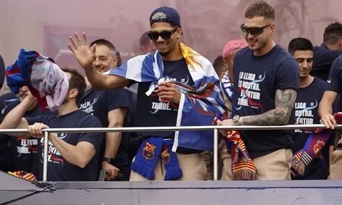 Cầu thủ Barca hô vang tên Messi trong lễ ăn mừng vô địch