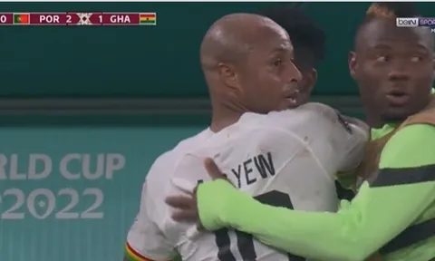 Cầu thủ Ghana đang ăn mừng thì Bồ Đào Nha ghi bàn