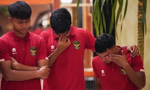 Cầu thủ Indonesia bật khóc khi FIFA tước đăng cai U20 World Cup