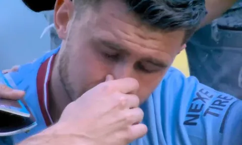 Cầu thủ Man City duy nhất khóc trong lễ ăn mừng vô địch