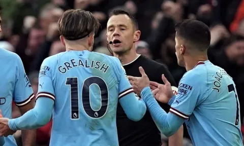 Cầu thủ Man City vây trọng tài ở đường hầm sau trận thua MU