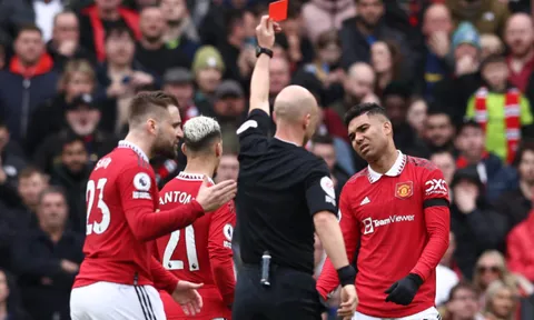 Cầu thủ Southampton phản ứng khi Casemiro bị đuổi