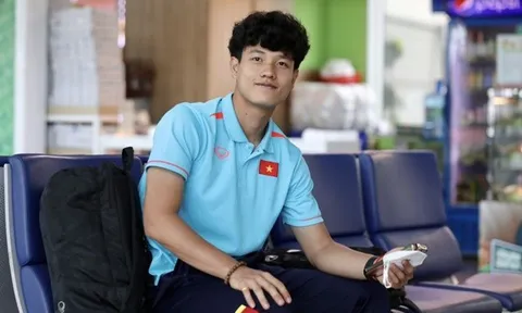Cầu thủ U22 Việt Nam tranh thủ đổi tiền đi Campuchia