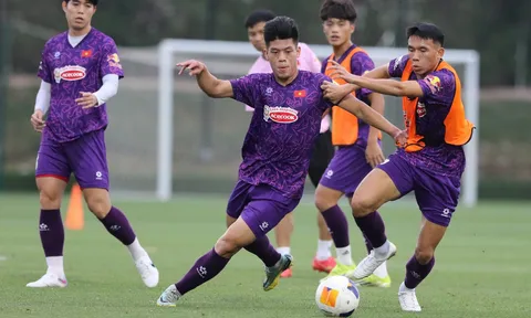 "Cầu thủ Việt Nam ở cùng phòng, 1 ngày nói được mấy câu nếu cứ chúi đầu vào điện thoại"
