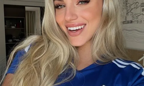 Cầu thủ xinh đẹp nhất thế giới 'đốt mắt' CĐV bằng ảnh selfie