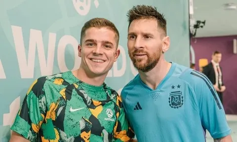 Tiền vệ Australia không đá phút nào vẫn đổi được áo với Messi