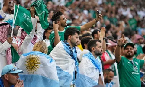 CĐV Argentina chết lặng sau trận thua Saudi Arabia