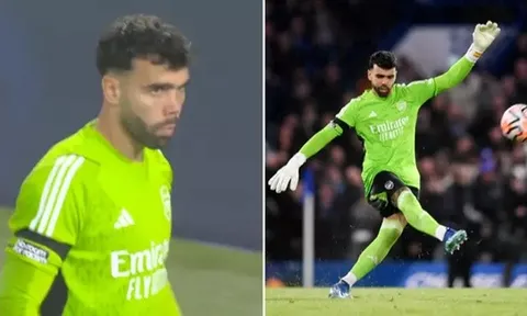 CĐV Arsenal đồng loạt át vía David Raya