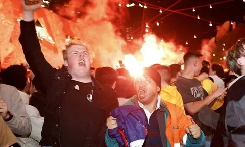 CĐV Australia đốt pháo sáng ăn mừng vượt qua vòng bảng World Cup