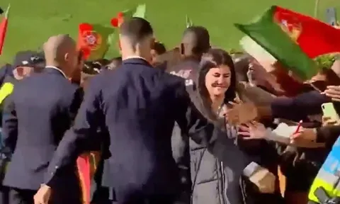 CĐV chào đón Ronaldo và đồng đội tại Qatar