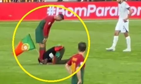CĐV chạy vào sân, quỳ lạy Ronaldo