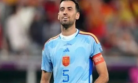 CĐV chỉ trích Busquets vì mỉm cười rồi đá hỏng 11 m