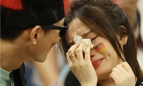 CĐV Đức bật khóc khi đội bóng bị loại khỏi World Cup