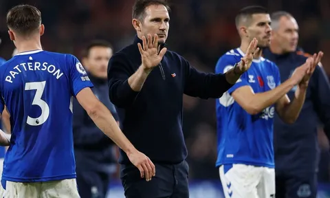 CĐV Everton nổi giận khi đội nhà thua đậm đối thủ yếu