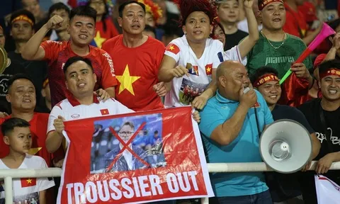 Cần sớm sa thải HLV Troussier
