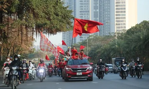 CĐV khuấy động đường phố Hà Nội cổ vũ tuyển Việt Nam đấu Thái Lan