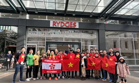 CĐV mặc áo dài tiếp lửa tuyển nữ Việt Nam đấu Mỹ