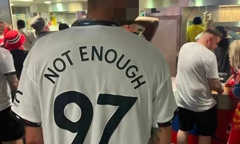 CĐV MU mặc áo chế nhạo Liverpool ở chung kết FA Cup