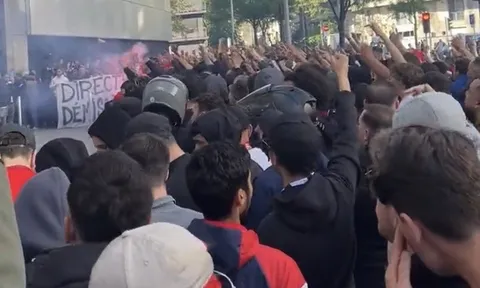 CĐV PSG vây trụ sở đội bóng, mắng chửi Messi