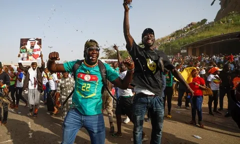 CĐV Senegal 'đi bão' mừng đội nhà vào vòng 1/8 World Cup
