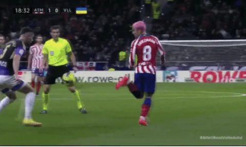 CĐV trầm trồ trước bàn thắng và pha kiến tạo bằng gót của Griezmann
