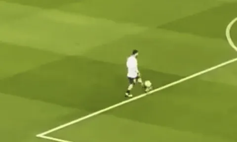 CĐV trầm trồ trước kỹ năng đỡ bóng của Messi