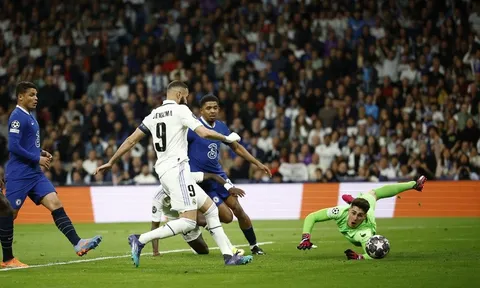 CĐV trầm trồ trước kỹ năng xử lý bóng của HLV Ancelotti