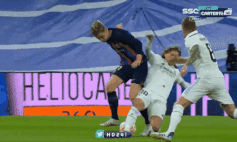 CĐV trầm trồ trước pha đi bóng của Frenkie De Jong