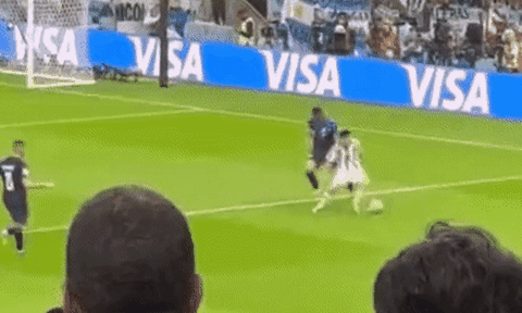 CĐV trầm trồ trước pha đi bóng của Messi