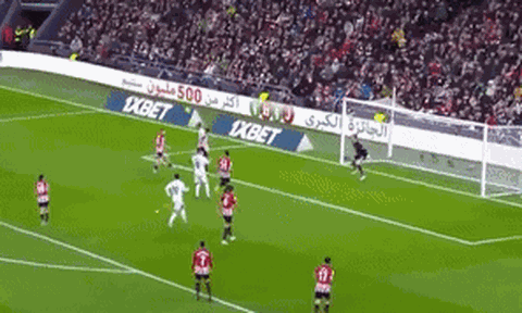 CĐV trầm trồ trước pha volley thành bàn của Benzema