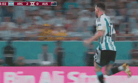 CĐV vái lạy Messi
