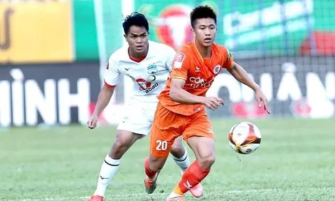 Chấn thương của Văn Đức và tấm gương sáng từ Hùng Dũng