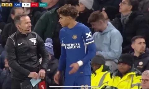 Phấn khích vì trận ra mắt, sao trẻ Chelsea hành động hài hước