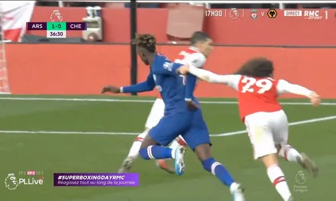 Chelsea mất trắng 1 thẻ đỏ và 1 quả penalty trước Arsenal?