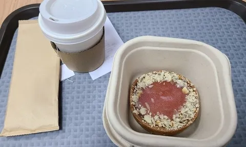 Chiếc hamburger giá gần 20 USD và 'tiếng Anh vỉa hè' ở World Cup